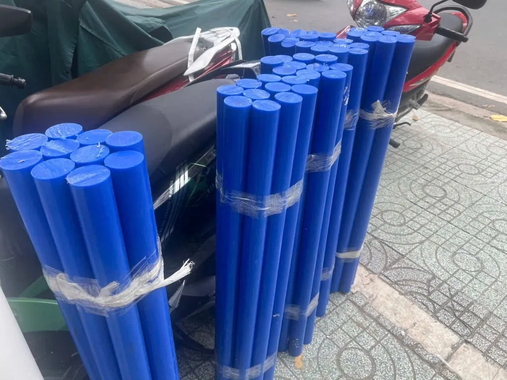 Nhựa MC cây tròn đặc phi 215 mm 1