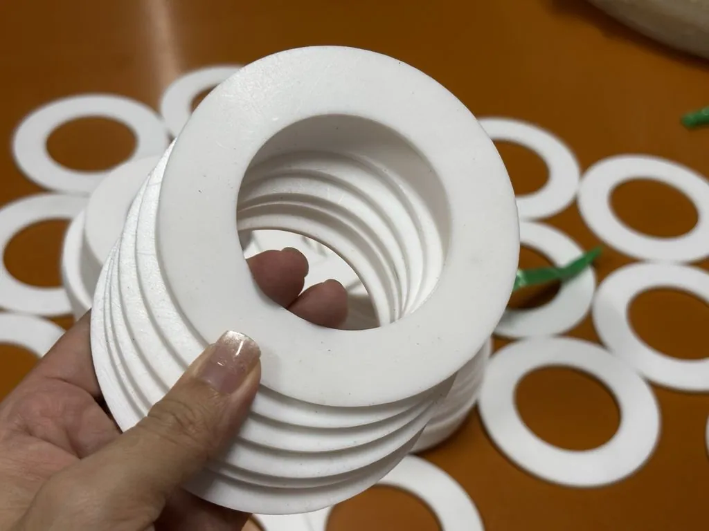 Tấm nhựa Teflon PTFE dày 4 mm — ảnh thực tế 2 Tấm nhựa Teflon PTFE dày 4 mm — ảnh thực tế 2